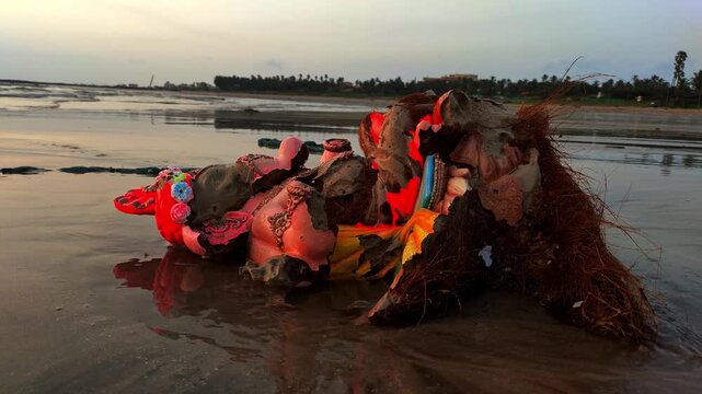 Ganesh visarjan at mumbai beach | broken ganesha idol after immersion | ganesh visarjan 