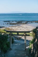 海へ続く階段と鳥居、縦構図で切り取った日本の静かな風景