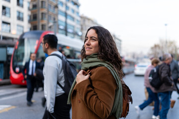 Obraz premium Woman traveling through bustling Istanbul city streets