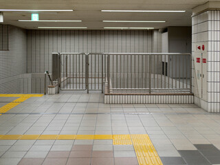 タイル張りの通路