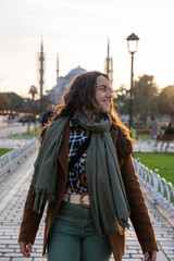 Obraz premium Woman experiencing istanbul during her turkey travel adventure