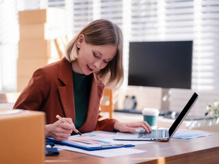 Obraz premium small business entrepreneur SME or freelance asian woman working with box at home.