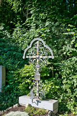 schönes altes Eisenkreuz reich Verziert auf einem alten Friedhof in Landsberg Lech © Blende8