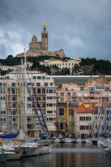 Naklejka premium La Basilique Notre-Dame de La Garde et le Vieux-Port à Marseille