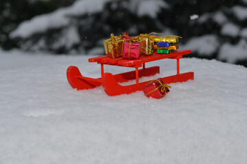 Weihnachtsdekoration im Schnee