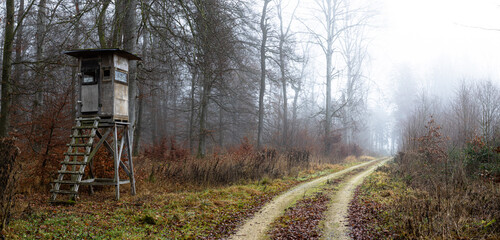 Hochsitz im Wald neben einem Waldweg