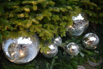  Boules de No&euml;l &agrave; facettes en d&eacute;cembre