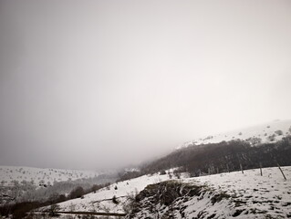 La bruma che scende dalla montagna
