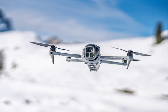 DJI Mavic 4 Pro Drohne mit Hasselblad Kamera, fliegend bei Minusgraden im Winter