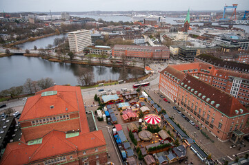 Luftaufnahme vom Kieler Weihnachtsmarkt an einem tr&uuml;ben Tag im Dezember 2025 auf dem Rathausplatz