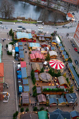 Luftaufnahme vom Kieler Weihnachtsmarkt an einem tr&uuml;ben Tag im Dezember 2025 auf dem Rathausplatz
