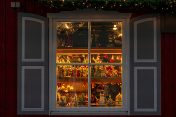 Kiel, Deutschland, 11.12.25, Fenster einer Bude auf dem Wiehnachtsmarkt Rathauspkats mit Weihnachtsschmuck