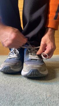 Atando zapatillas de deporte con cord&oacute;n en time lapse a toda velocidad