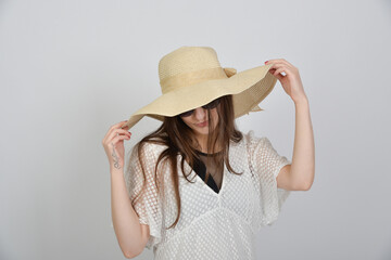 Naklejka premium frau, chapeau, gestalten, schönheit, sommer, hut, bikini, beachwear, badeanzug, isoliert, studio, fotoshooting, urlaub, ferien, holiday, baden, leitbild, haar, leute, bekleidung, person, atelier, glam