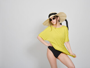 Naklejka premium frau, chapeau, gestalten, schönheit, sommer, hut, bikini, beachwear, badeanzug, isoliert, studio, fotoshooting, urlaub, ferien, holiday, baden, leitbild, haar, leute, bekleidung, person, atelier, glam