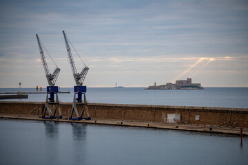 Bord de mer nuageux en automne &agrave; Marseille