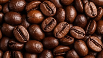 Obraz premium Close-up of roasted coffee beans displaying rich texture and dark brown hues