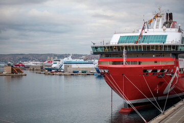 Fototapeta premium Ferrys à quai dans le port de Marseille