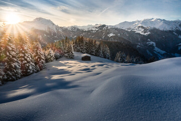 Wintermorgen zu Weihnachten mit Skih&uuml;tte am Waldrand in der Urlaubsregion Mayrhofen Zillertal