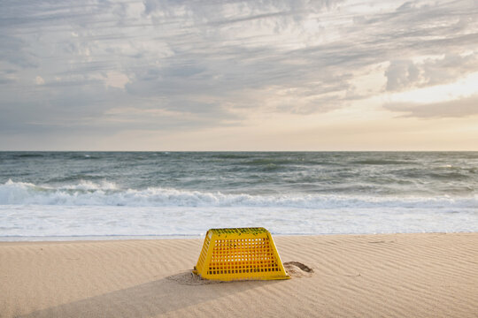 cagot en plastique jaune - d&eacute;chet sur la plage