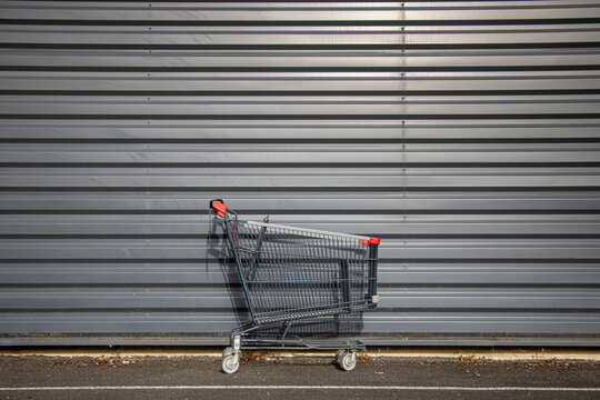 Cadi de course vide - course de supermarch&eacute; - magasin - fond en m&eacute;tal