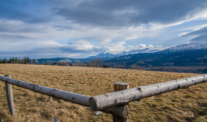 Widok na góry w zimowej scenerii © Piotr