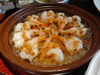fresh shrimp braised with glass noodles on the plate for eating