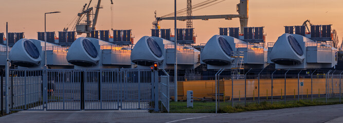 high-power offshore wind turbines na placu fabryki gotowe do transportu