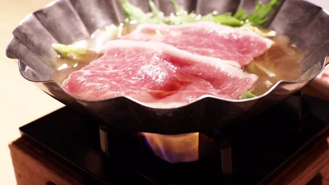観光地の日本料理店の鍋料理の様子