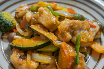 彩り野菜と鶏肉のヘルシー炒め料理