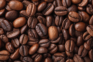 Fototapeta premium A close up macro shot of roasted coffee beans creating a rich textured background