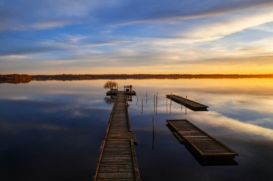 Ponton au coucher du soleil sur le lac d'Azur dans les Landes