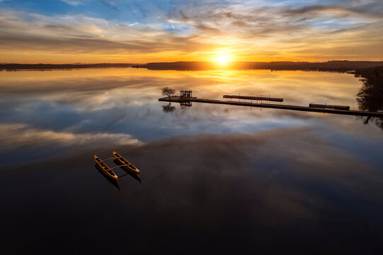 Ponton au coucher du soleil sur le lac d'Azur dans les Landes