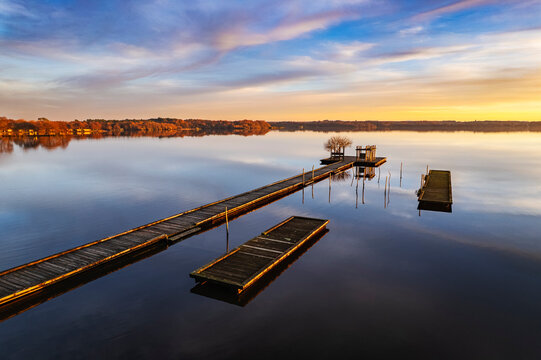 Ponton au coucher du soleil sur le lac d'Azur dans les Landes
