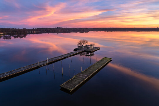 Ponton au coucher du soleil sur le lac d'Azur dans les Landes