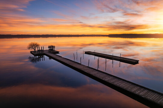 Ponton au coucher du soleil sur le lac d'Azur dans les Landes