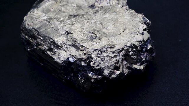 黄鉄鉱の金属的な結晶 パイライトのマクロ映像