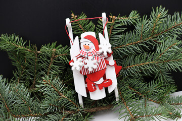 le p&egrave;re no&euml;l sur la luge &agrave; suspendre dans le sapin