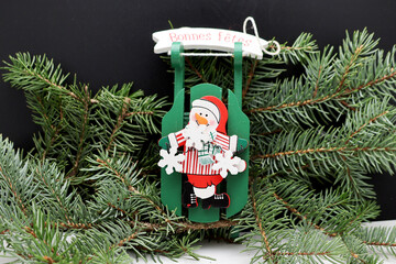 un p&egrave;re No&euml;l audacieux sur sa luge