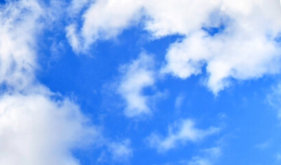 Obraz premium Blue sky with white fluffy cloud. Cumulus clouds background. Cloudscape morning sky. The concepts of freedom of life, never give up and positive though energy.