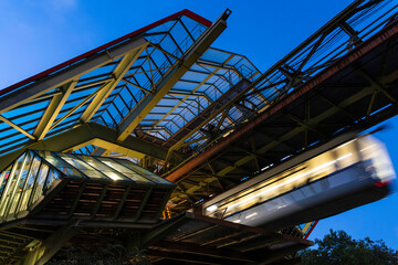 Nachtaufnahme der Wuppertaler Schwebebahn an der Haltestelle Kluse, Wuppertal, Deutschland