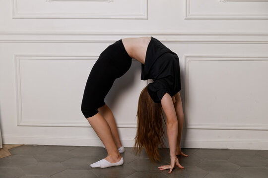 Home gymnastics workout for a teenage girl	