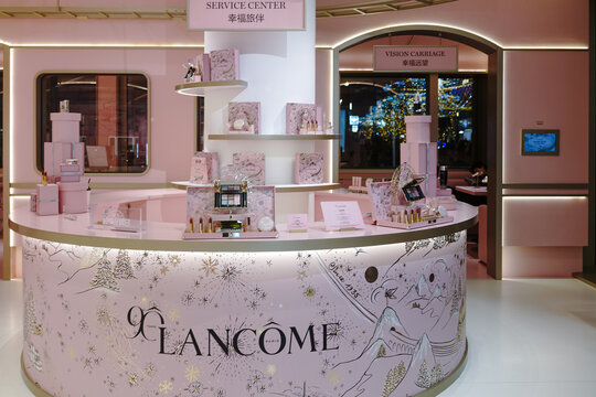 Lanc&ocirc;me 90th anniversary exhibition space featuring a pink-themed beauty counter with cosmetic displays and brand signage inside a retail environment.