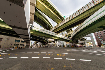 下から見た阪神高速の阿波座ジャンクション