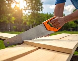 日中の外でノコギリで木材の板を切っている