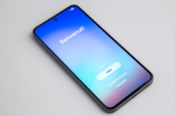 welcome screen on smartphone in Italian