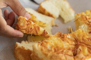 slice cheese cake pick up by hand