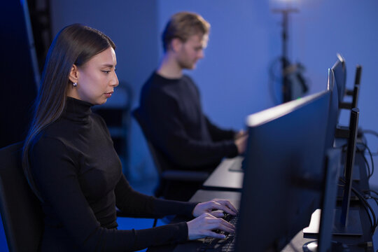 Team collaboration of cybersecurity analysts in a monitoring room environment