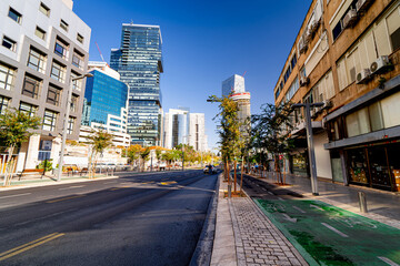 Obraz premium Street and bike path lined in downtown Tel Aviv, life in the city in modern Israel.