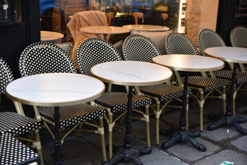 Tables rondes au bar